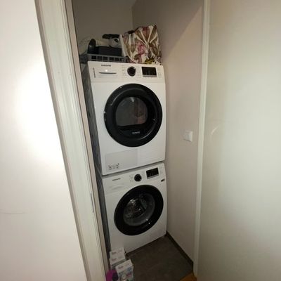 vaskemaskin og tørketrommel inne i leiligheten, enkelt tilgjengelig.