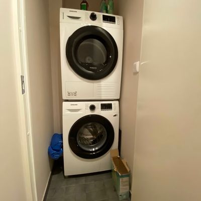 Vaskemaskin og tørketrommel lett tilgjengelig i leiligheten.