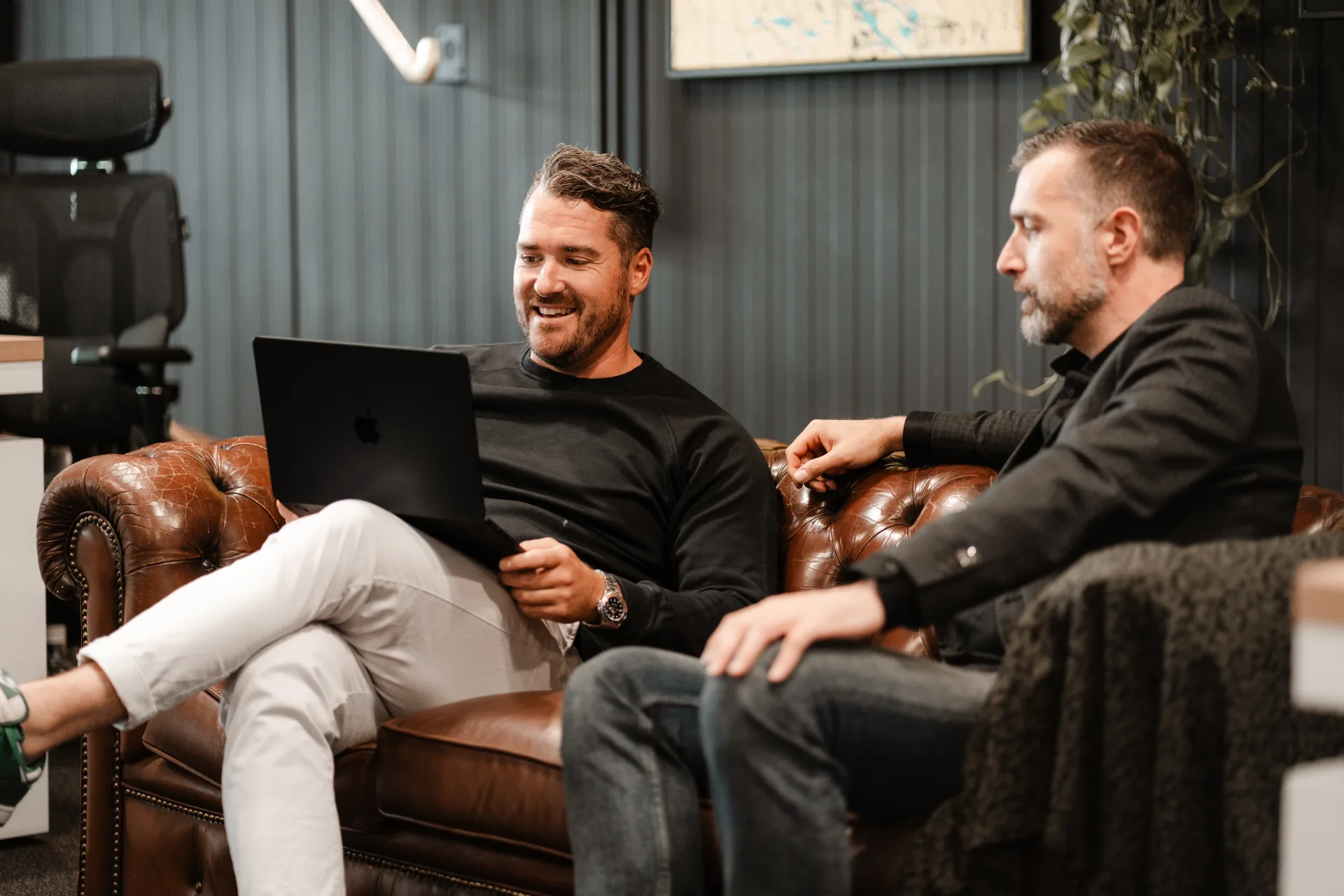 Twee developers sparren over live productie-data op een laptop