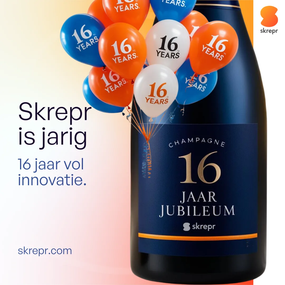 Champagnefles met '16 Jaar Jubileum Skrepr'-label omringd door feestelijke ballonnen in oranje, blauw en wit