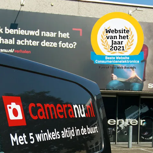 Cameranu.nl-bus voor een groot reclamebord met het keurmerk Website van het Jaar 2021 in de categorie Consumentenelektronica