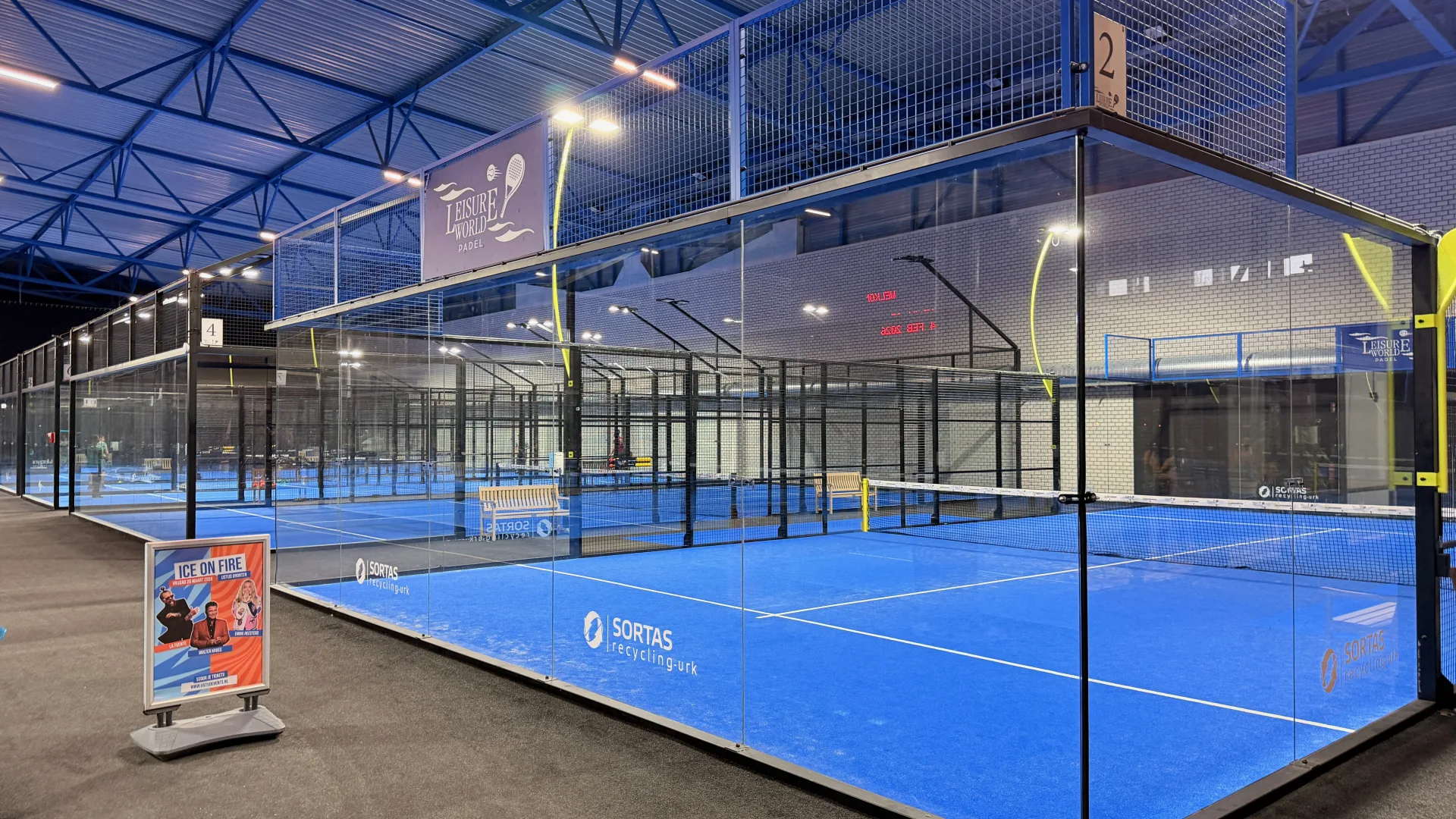 Meerdere indoor padelbanen bij Leisure World Padel op Urk, gesponsord door Sortas Recycling