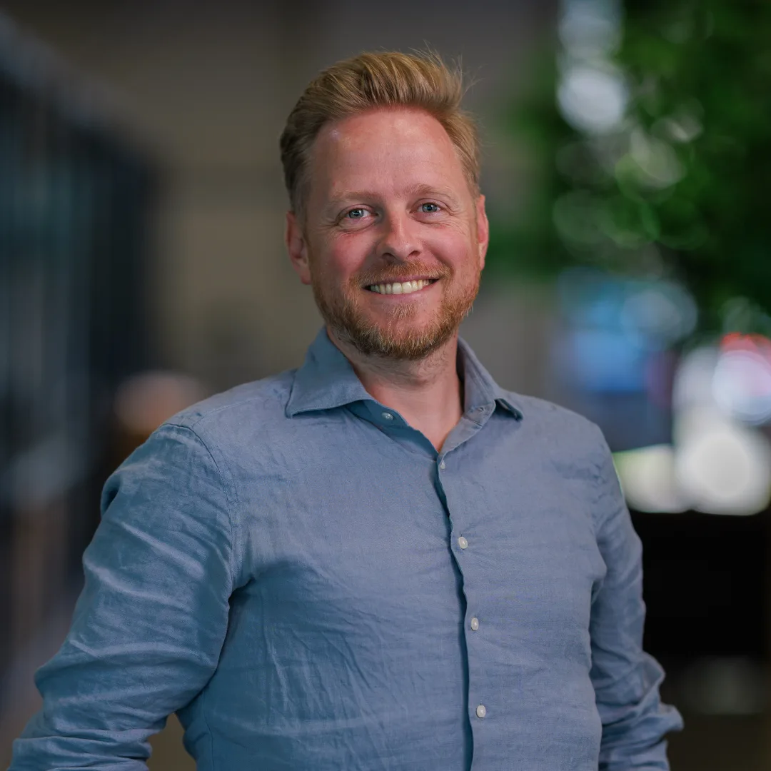 Skrepr-collega Geert in informele setting, klaar voor het volgende vraagstuk