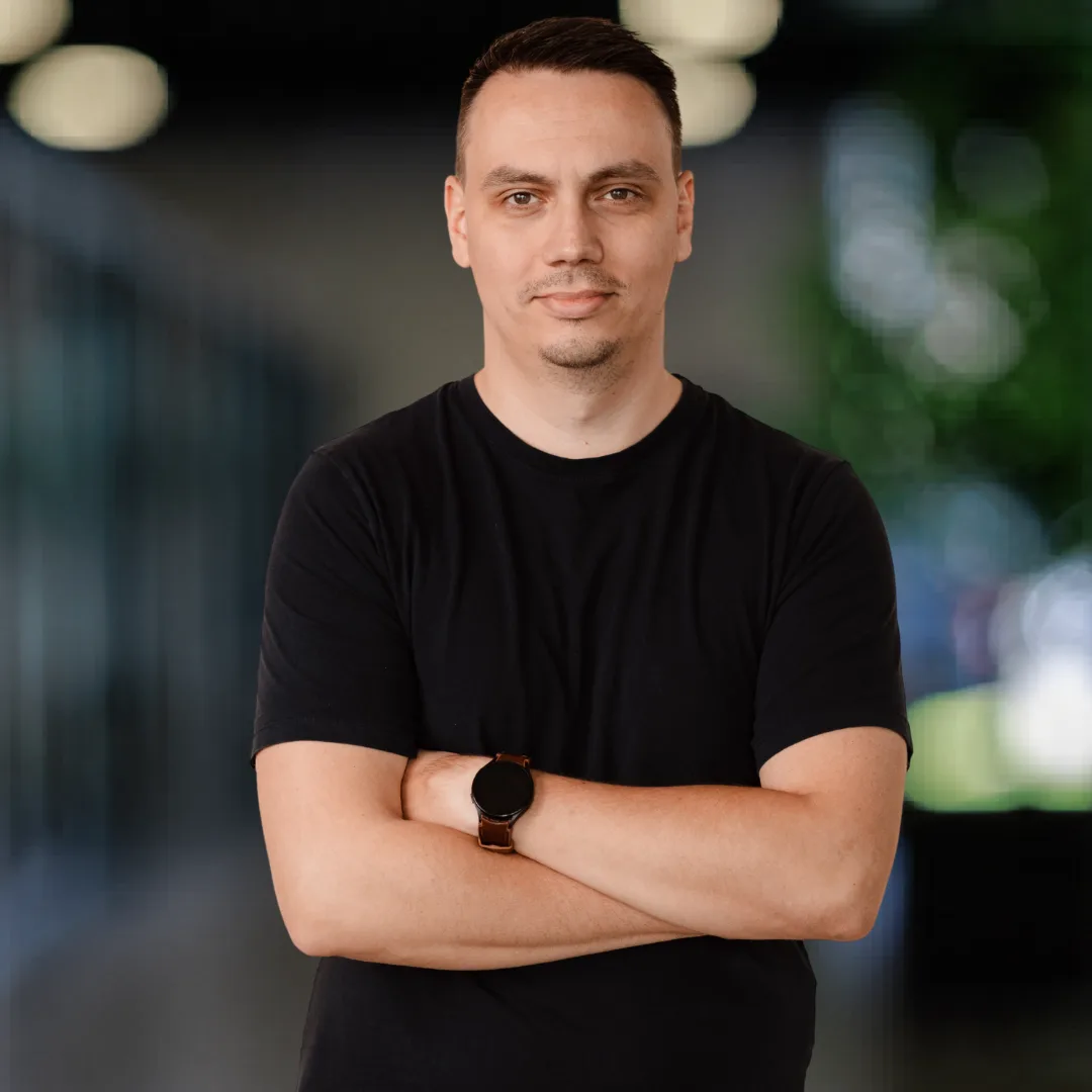 Skrepr-collega Jens staat met gekruiste armen klaar voor de volgende uitdaging