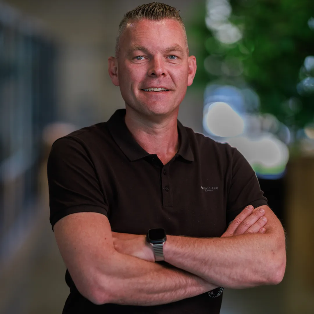 Skrepr-collega Roelof staat met gekruiste armen, zelfverzekerd en klaar voor het volgende project