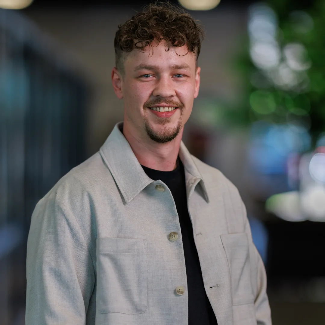 Skrepr-collega Rudie poseert zelfverzekerd, klaar voor het volgende project