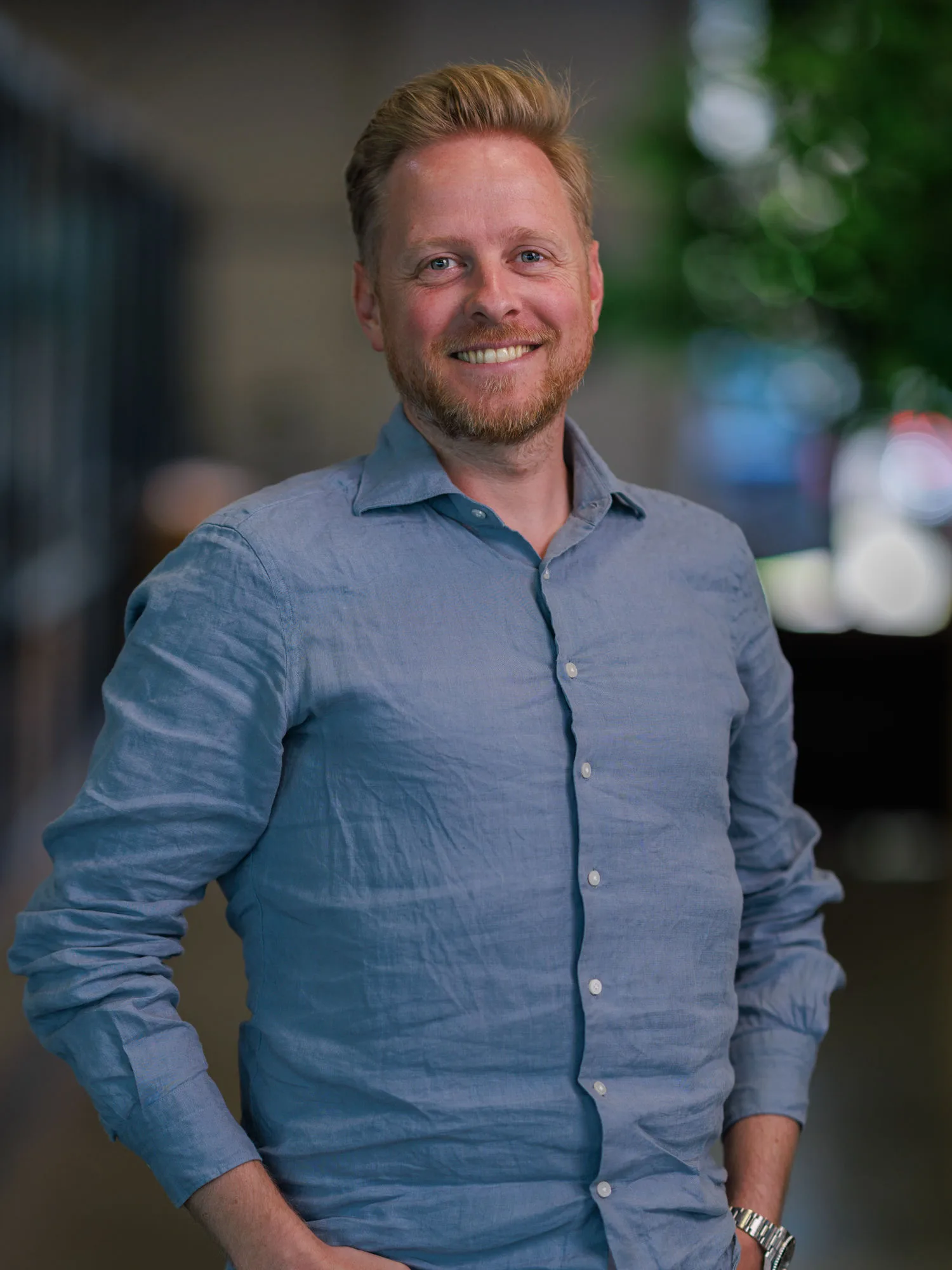 Skrepr-collega Geert Hoekstra staat relaxed in het kantoor, klaar voor het volgende grote project