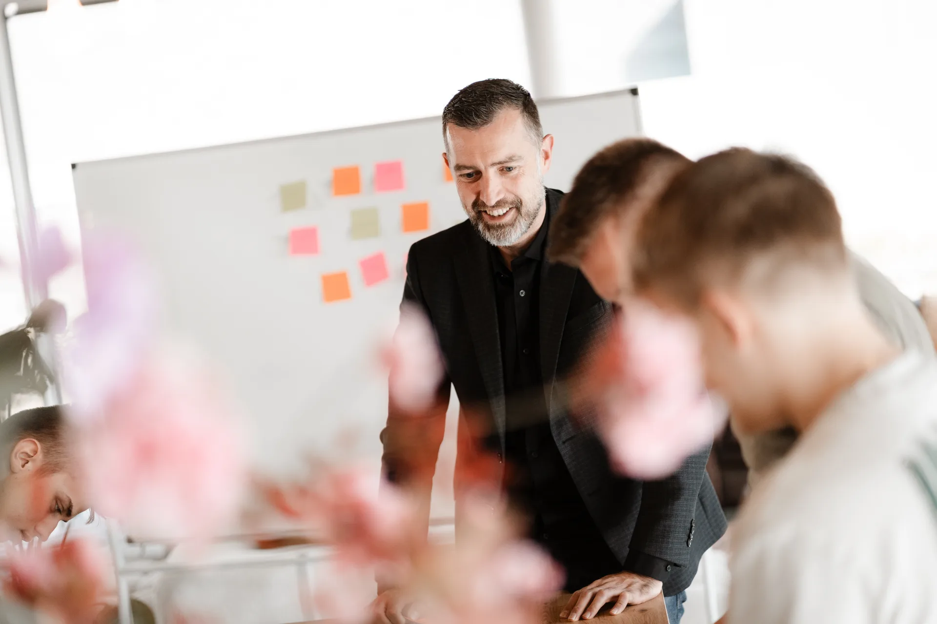 Team rond whiteboard met sticky notes sparrt over de volgende stap