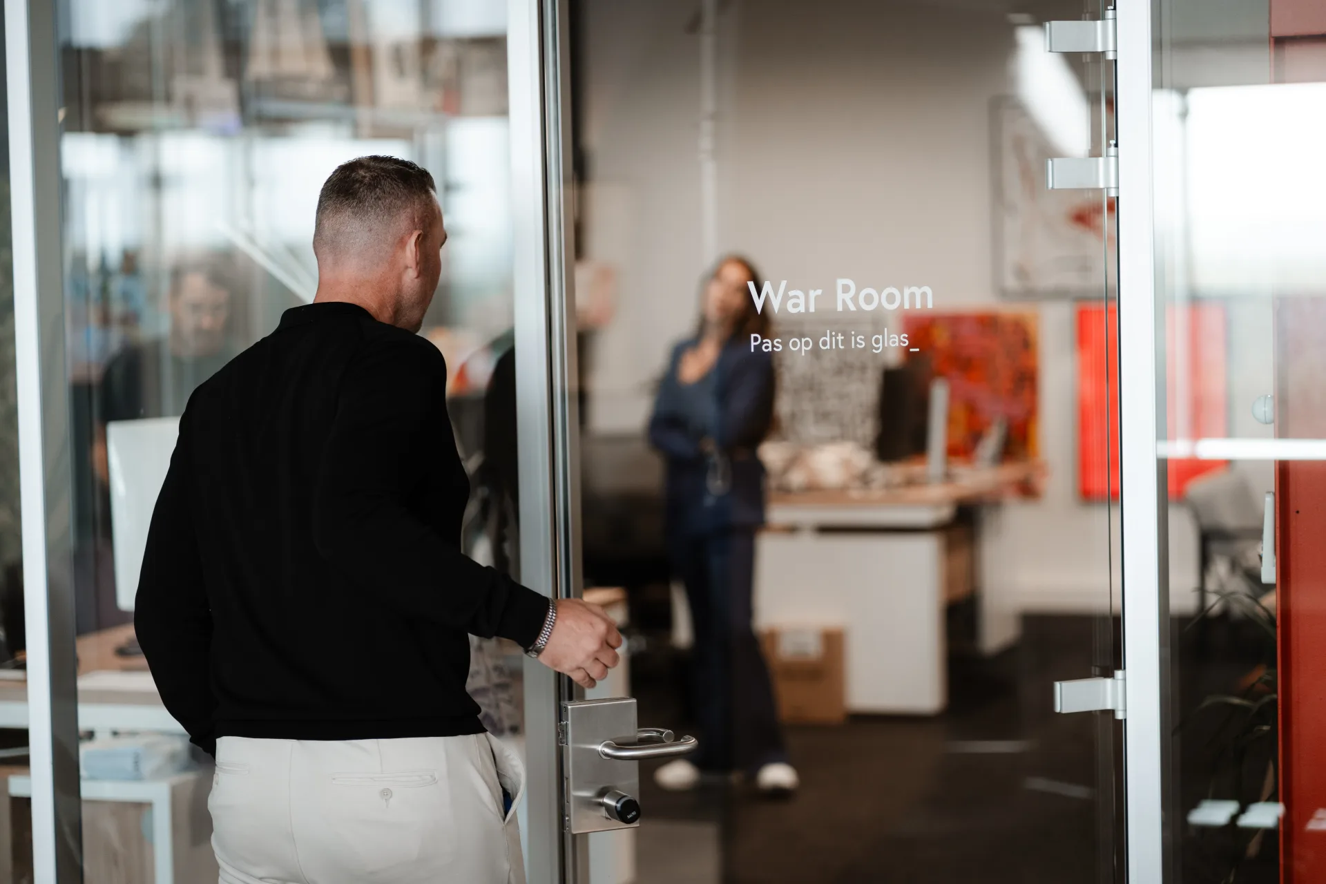Developer opent de deur naar een live productie-dashboard waar het team samenwerkt