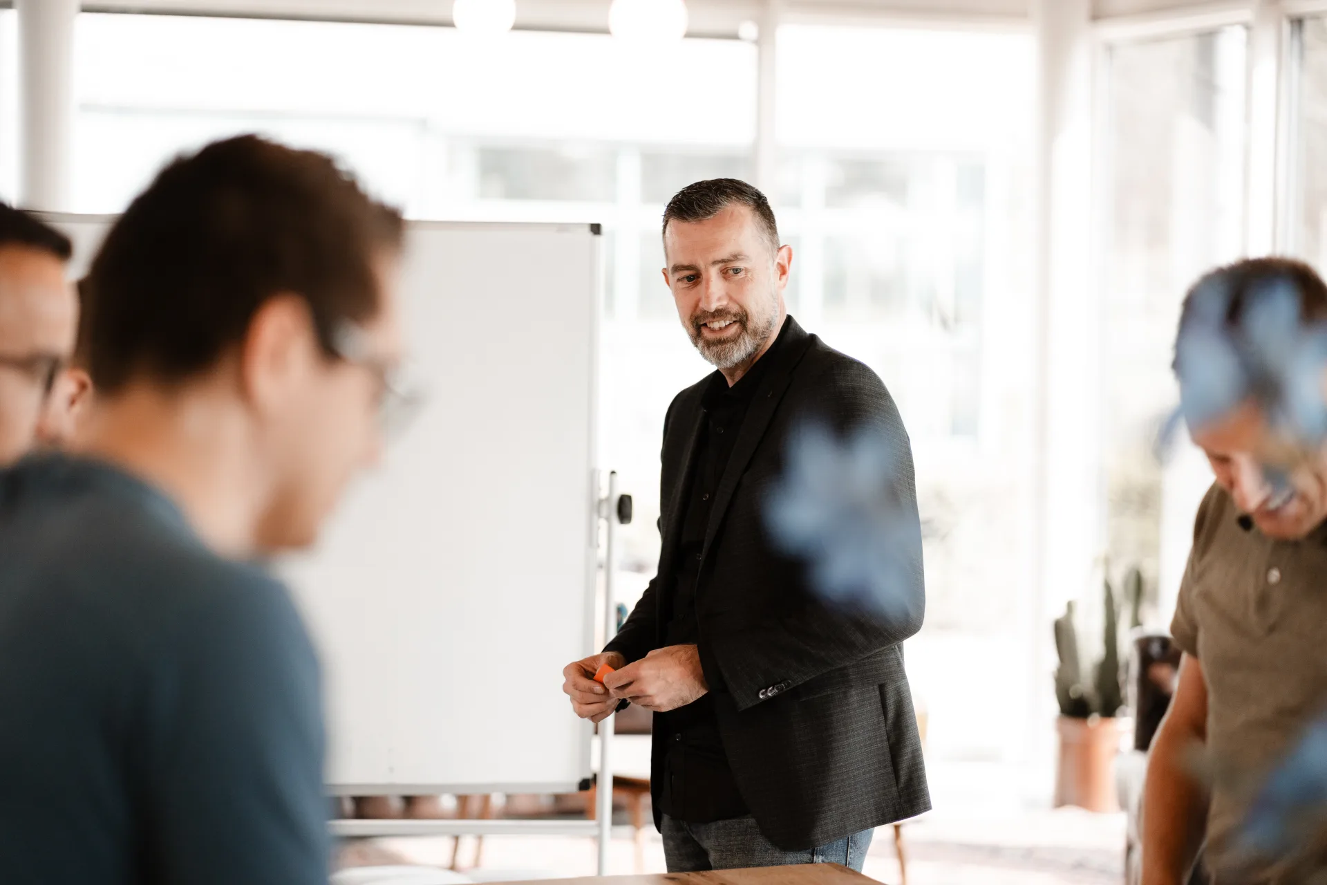 Developer en collega's sparren over live productie-data in lichte kantooromgeving