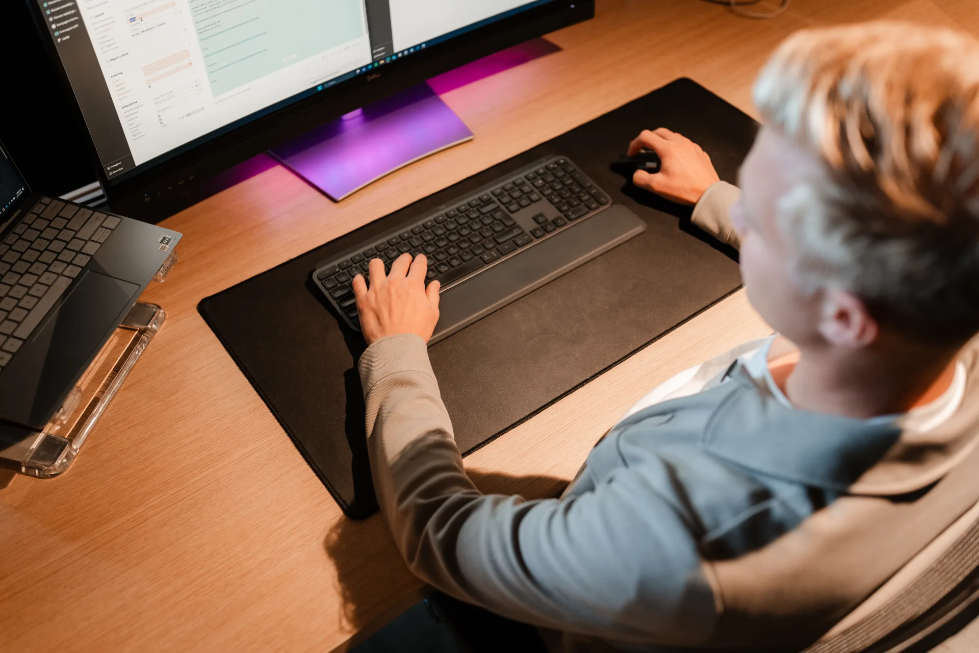 Developer werkt aan live productie-data op een uitgebreid dashboard-setup met meerdere monitoren