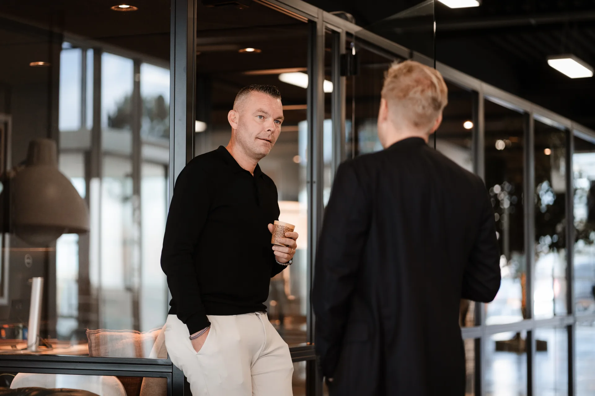Twee collega's sparren over live productie-data op kantoor