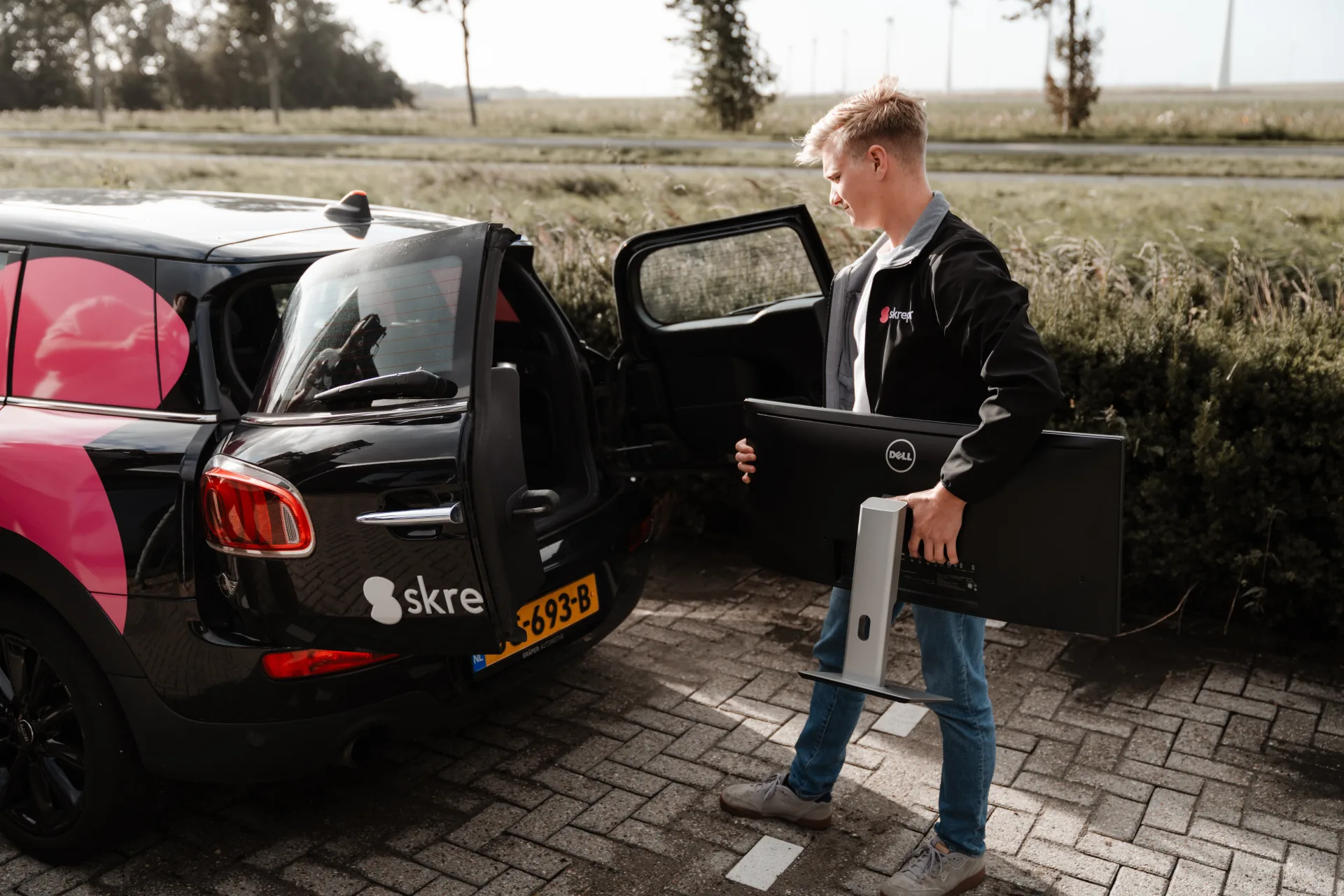 Developer voert live productie-data door op de werkvloer, laptop en tablet in handen