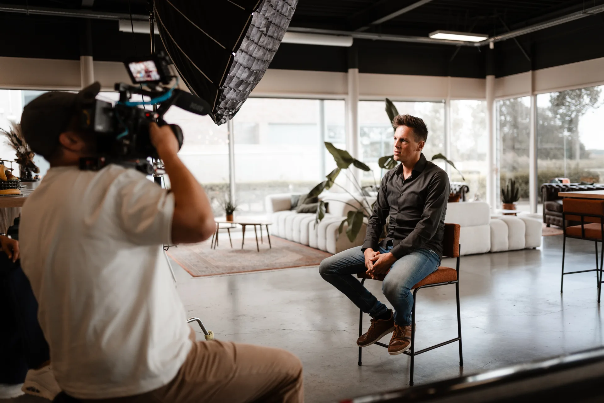 Developer aan het werk op een productie-dashboard in een heldere studio-omgeving