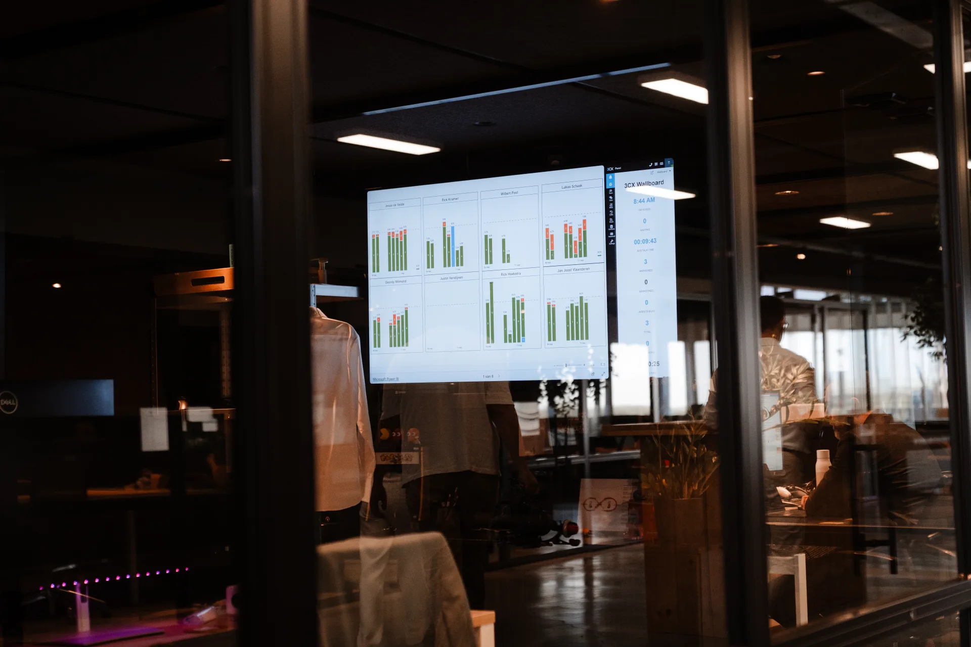 Developer analyseert live productie-data op een uitgebreid dashboard met grafieken en metreken