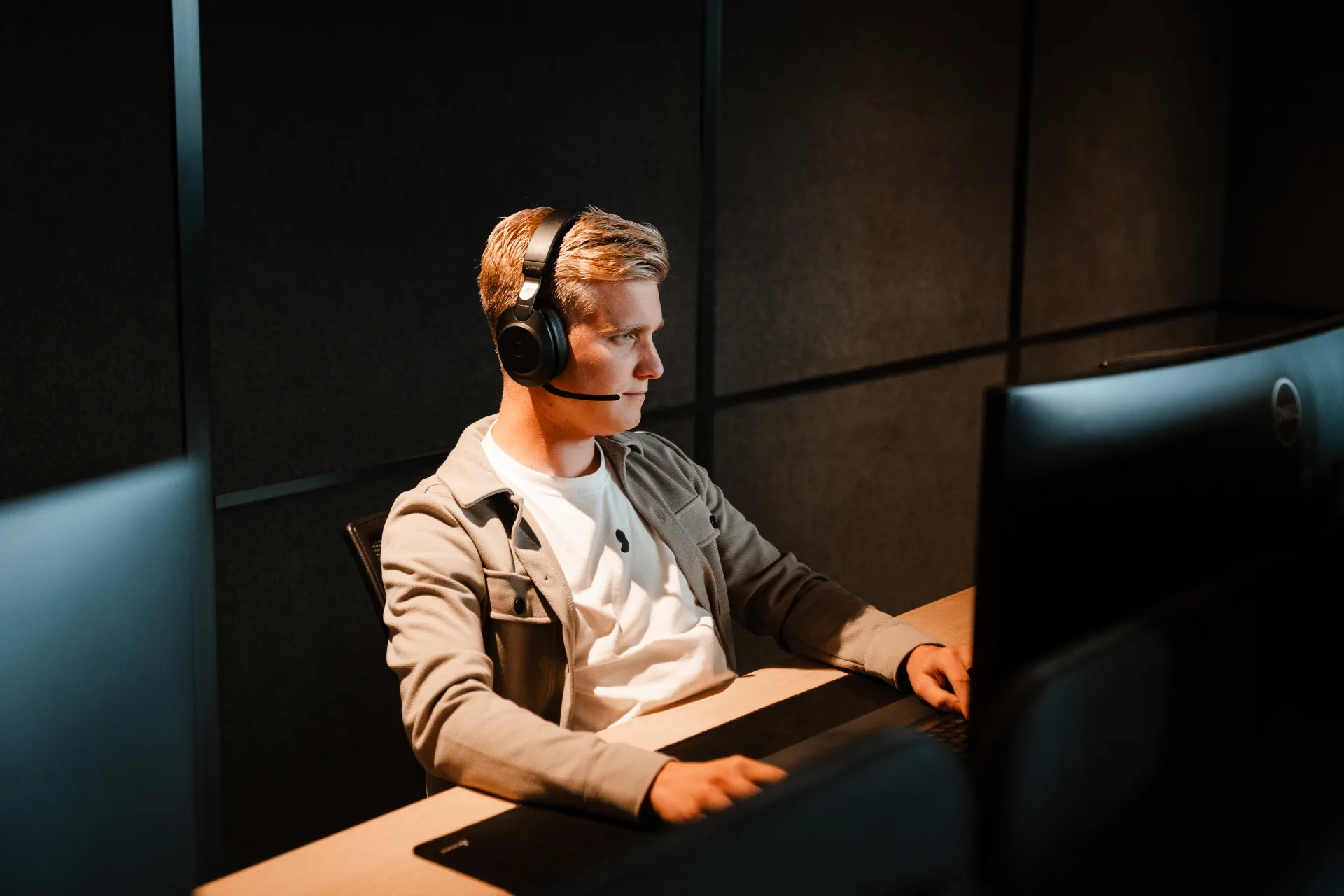 Skrepr developer aan het werk met live productie-data op kantoor op Urk