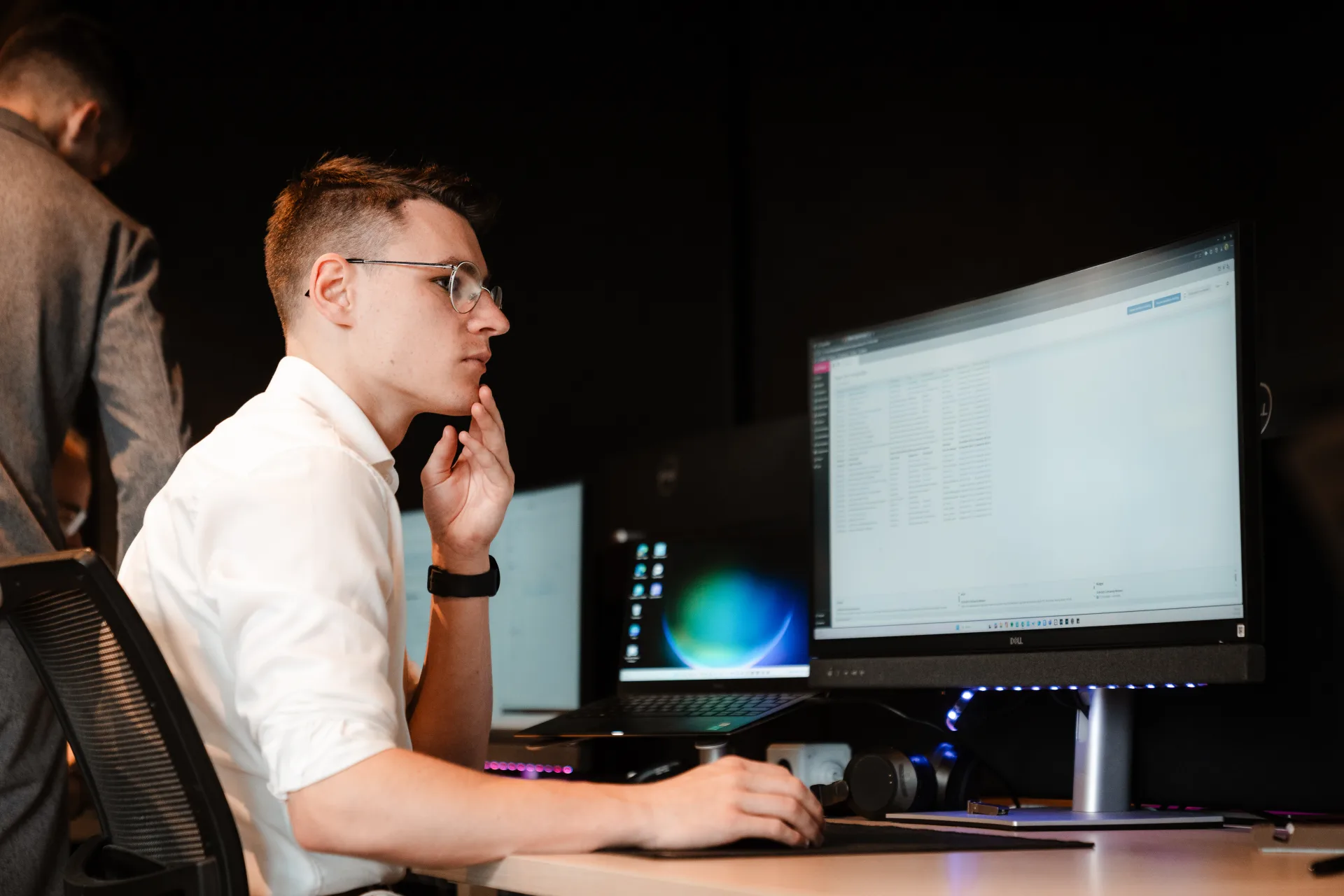Developer concentreert zich op een dashboard vol live productie-data