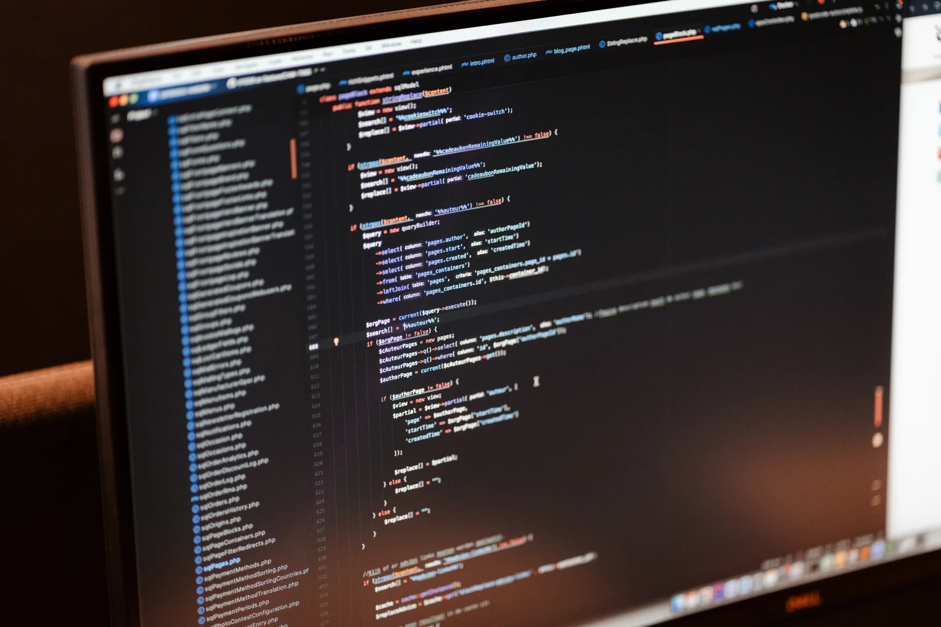 Developer aan het werk met live dashboards vol productie-informatie op het scherm