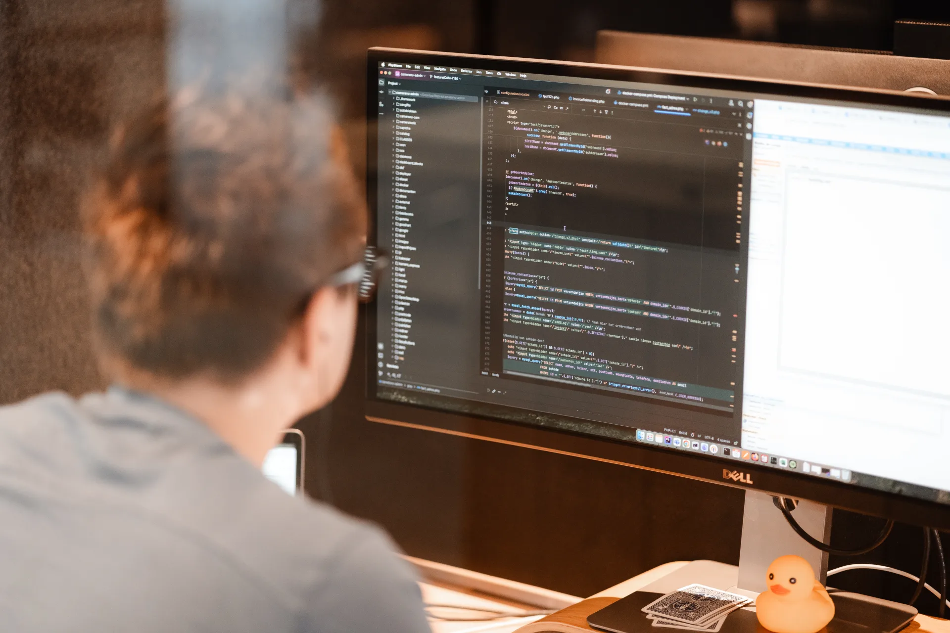 Developer werkt aan dashboard met live productie-data en code-editor