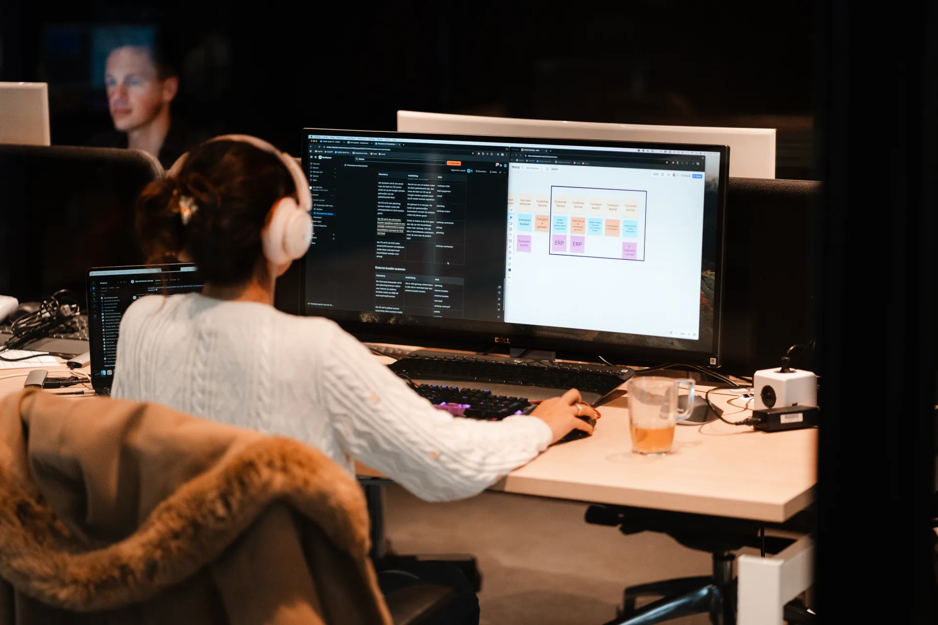 Finance-team op kantoor met AI-factuurverwerking, Skrepr automatiseert backoffice-taken
