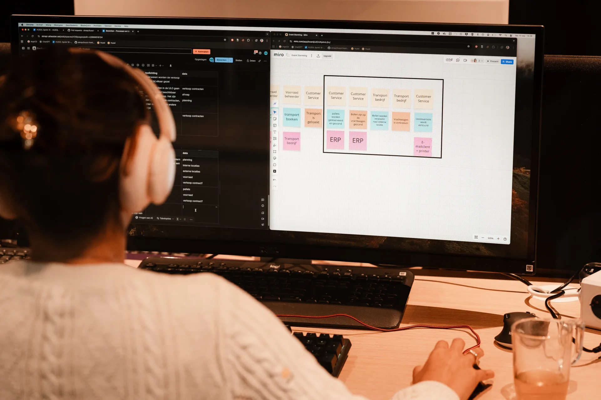 Developer werkt aan een schematische weergave van productie-systemen met ERP-integratie en transport-services