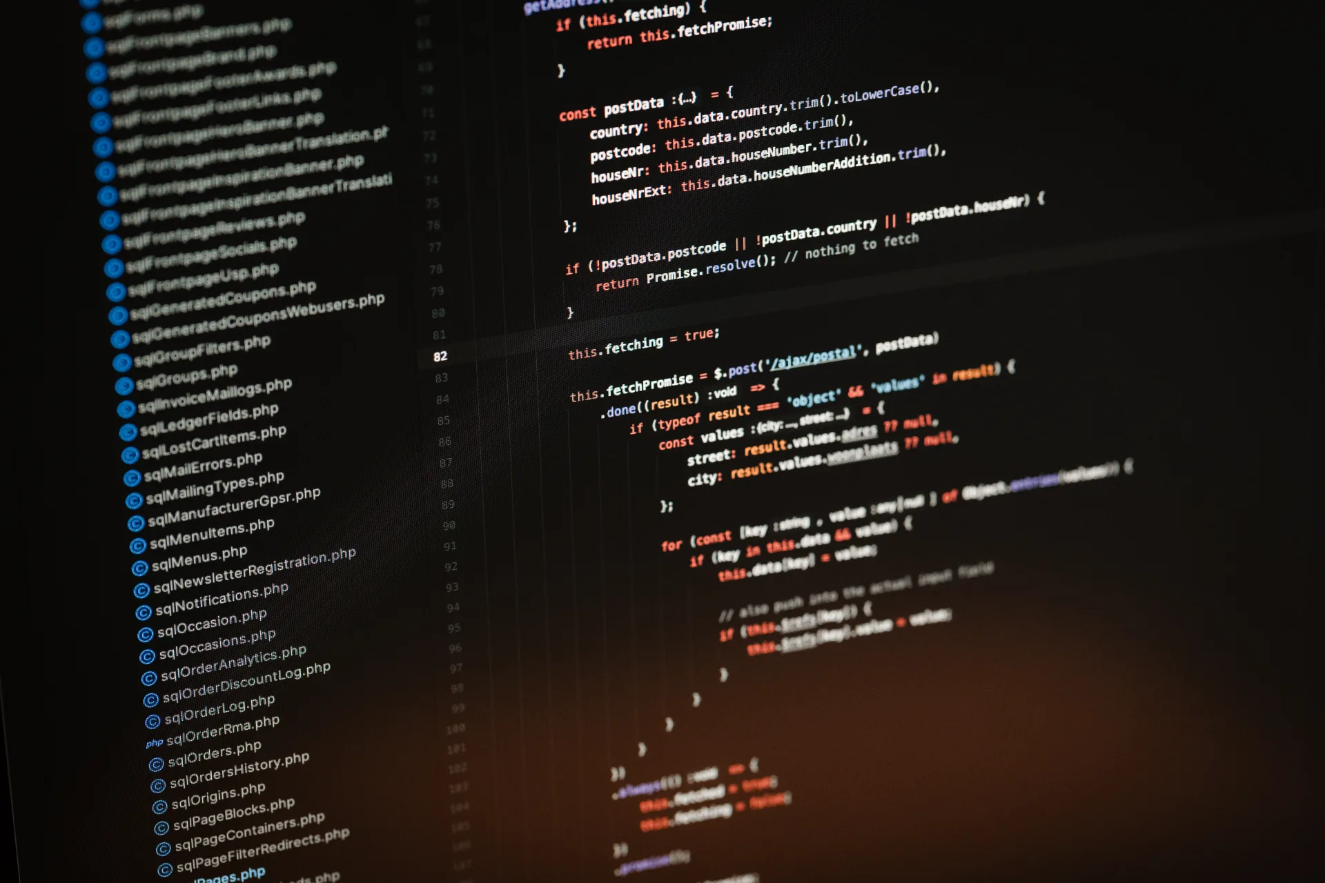 Developer aan het werk met live dashboards vol productie-informatie op meerdere schermen