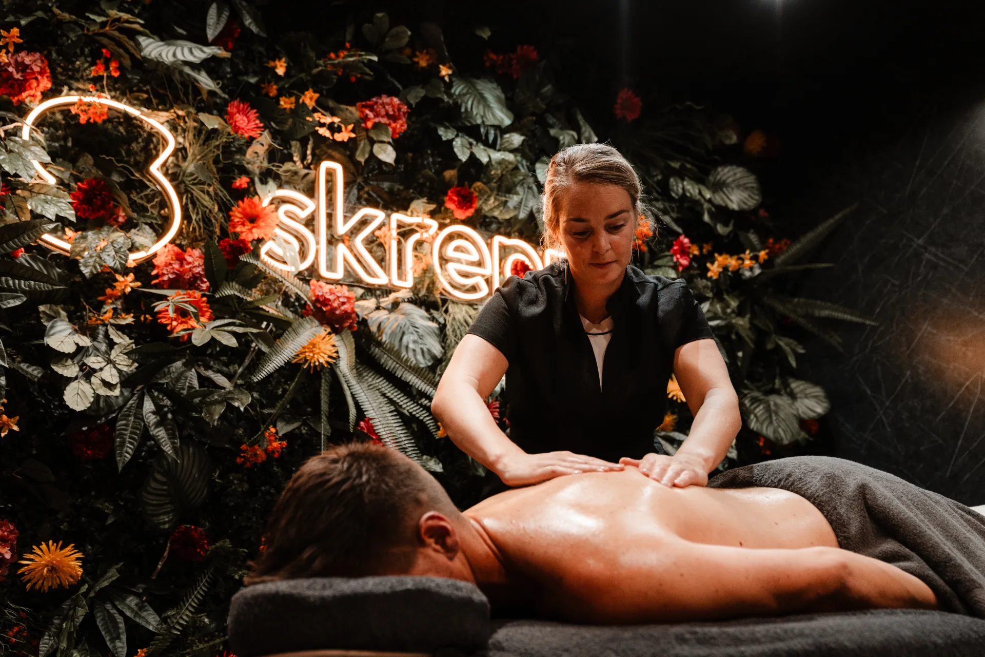 Specialist voert precisiewerk uit bij een workspace met bloemendetail en Skrepr-branding