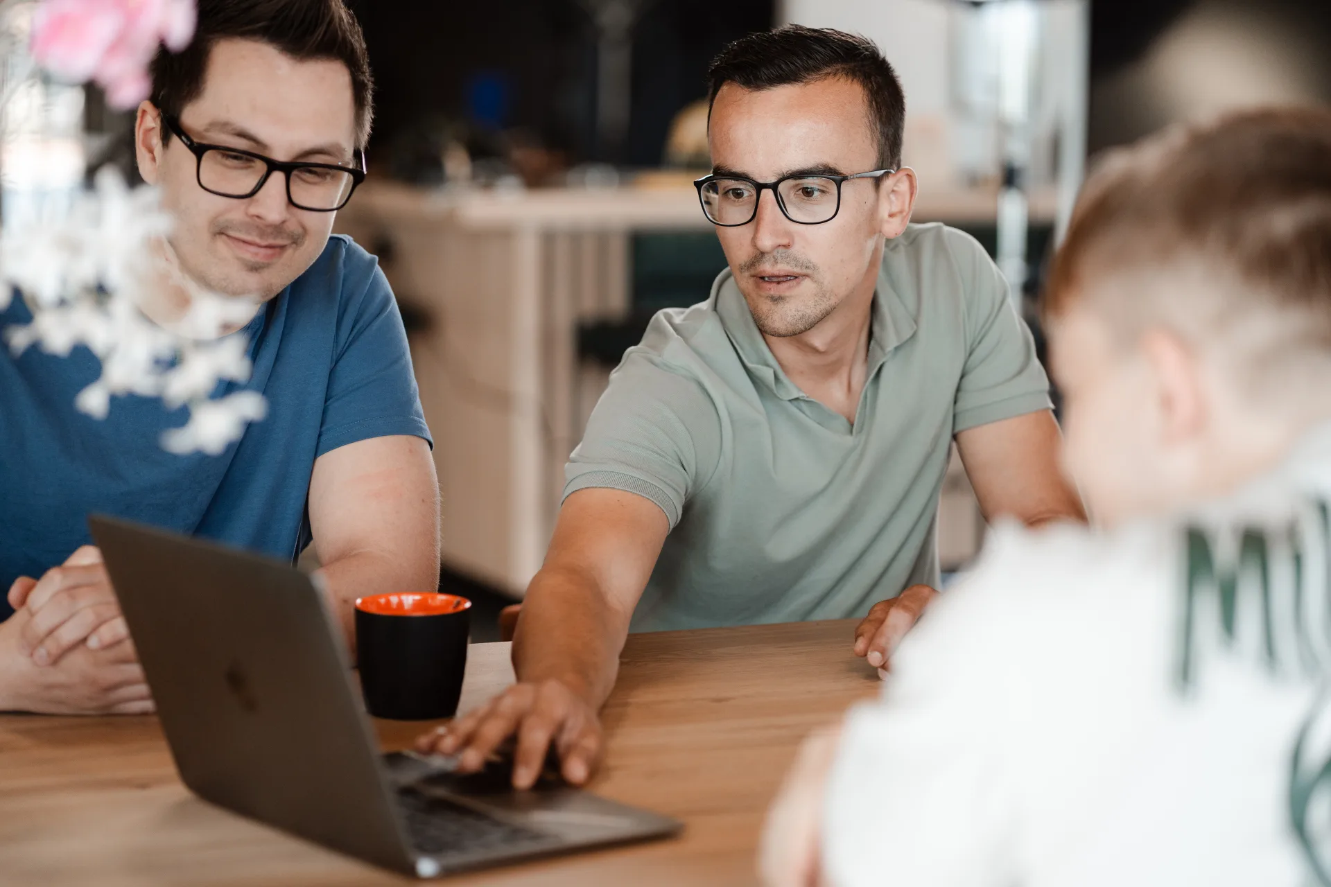 Twee developers sparren over live productie-data op een laptop