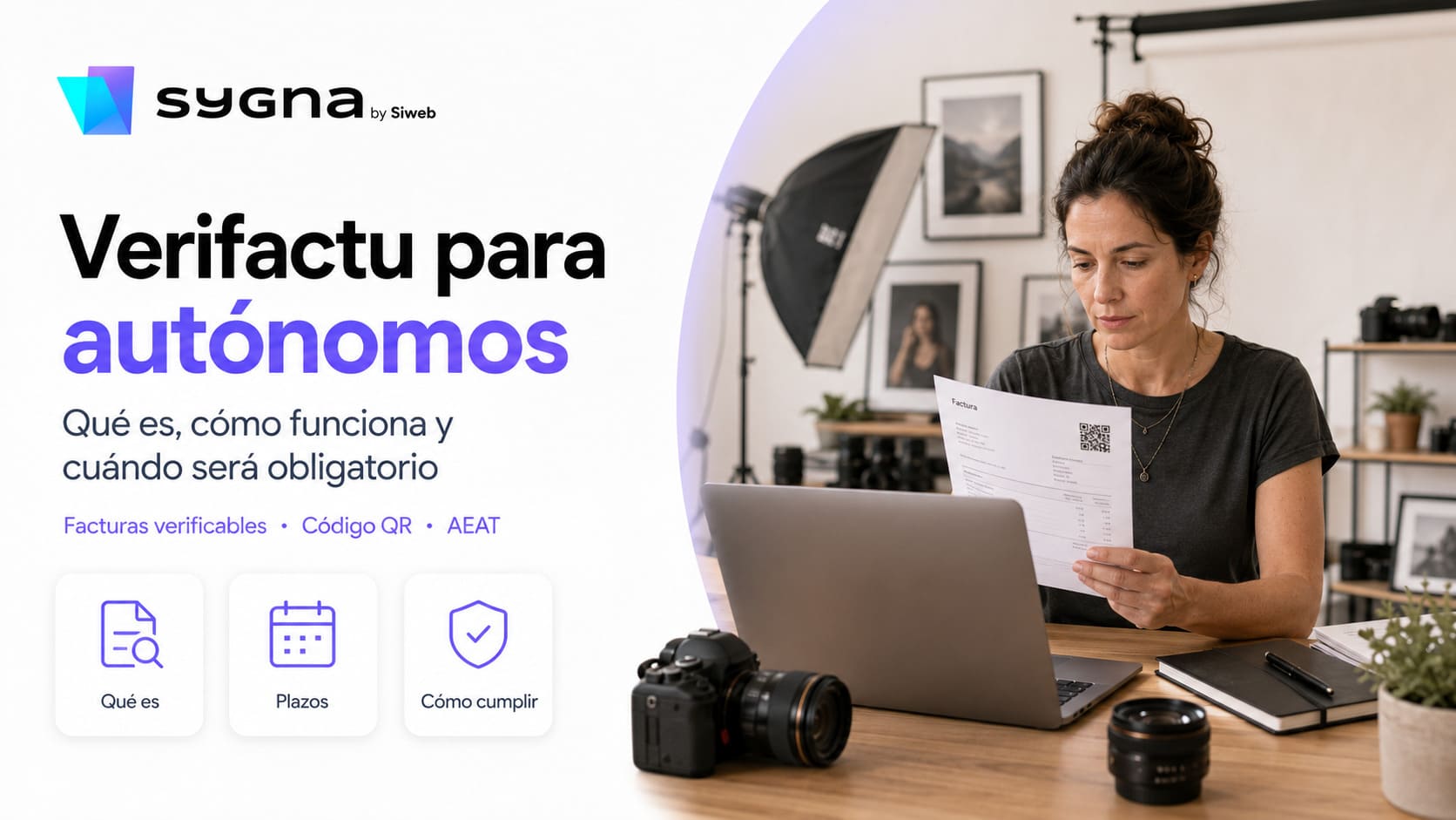 Una fotógrafa autónoma revisa una factura para verificar que incluye los registros necesarios para cumplir con VERIFACTU