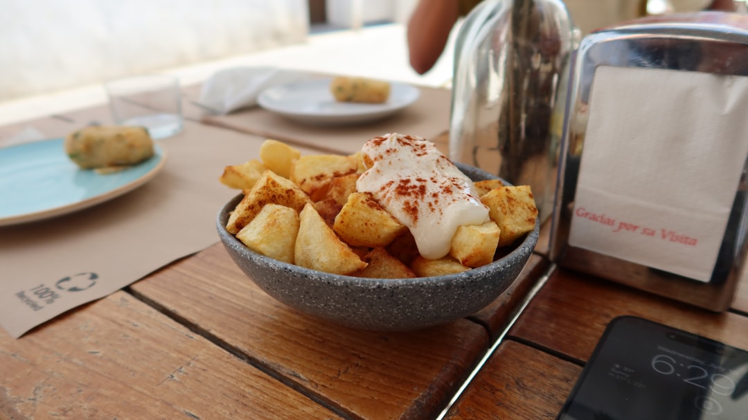 Ración de patatas bravas