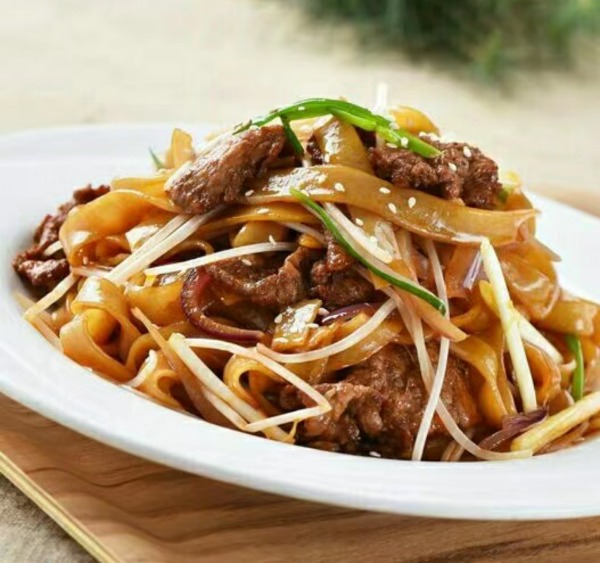 A6. Nouilles de riz sautées au boeuf