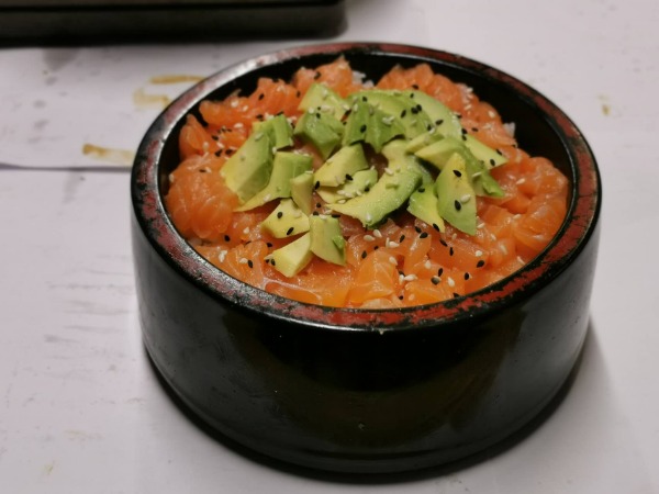 C2 Menu Chirachi Tartare saumon avocat sur un riz vinaigré