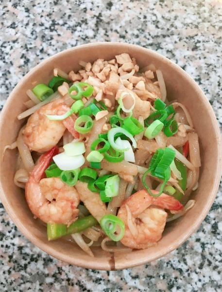 6. Pad Thaï (avec poulet et crevettes et pad de riz)