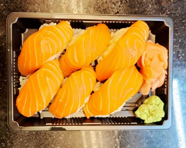 J19. 🍣 Sushi saumon / 6P