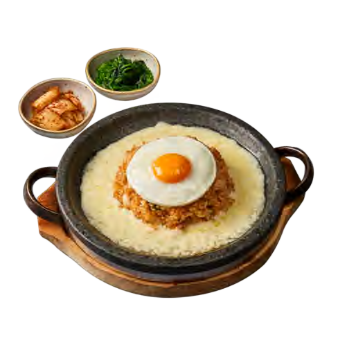 치즈김치볶음밥 Riz, kimchi, porc, cheese, légumes variés, servi dans un bol en pierre chaude