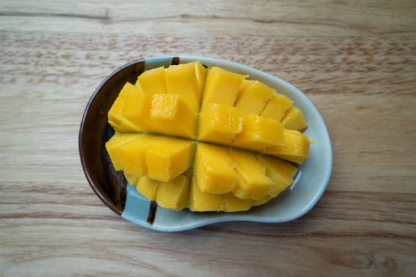 Demi-mangue fraîche découpée