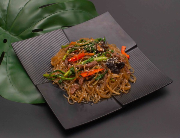 E7 SPICY JAPCHAE WITH BEEF 什锦牛肉炒粉条
