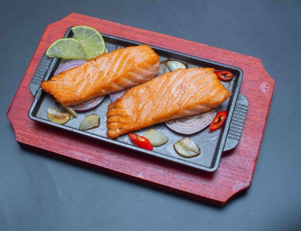 406 grilled salmon 铁板三文鱼