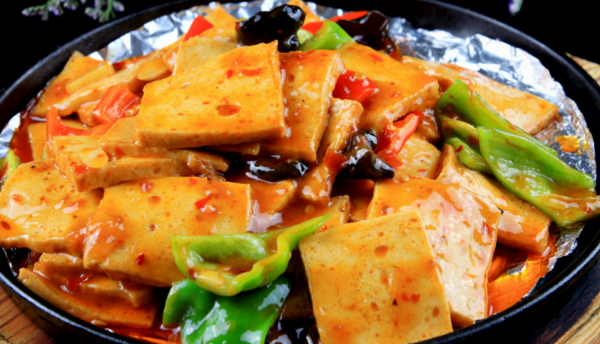 Tofu grillé et champignons parfumés sur plaque chauffante
