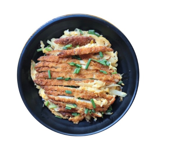 A3. Riz karaage poulet pané, oignon, ciboulette, oeuf, sauce japonaise sur riz blanc
