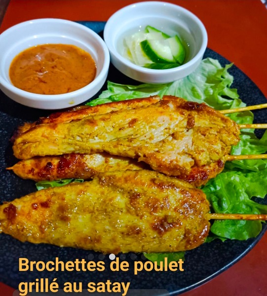 27. Brochettes de poulet grillé au satay ou curry