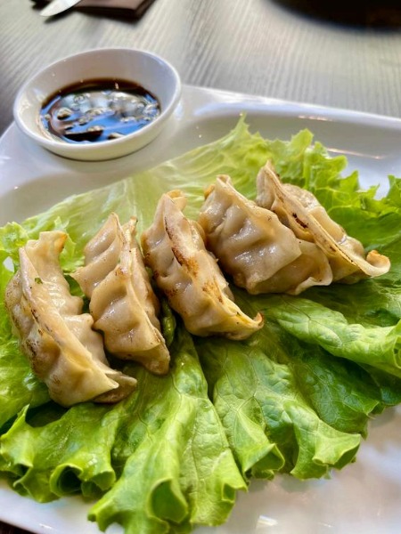 S19. RAVIOLIS AU PORC / POULET / LÉGUMES GRILLÉS 6 PIÈCES