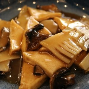 Toufu con bambu e funghi