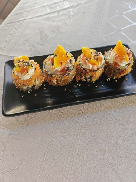 114. Maki fried salmon with cheese and mango 4p