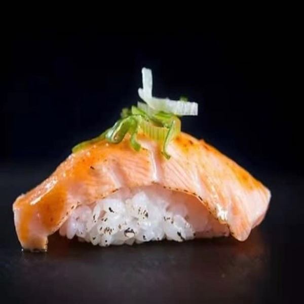 52. Nigiri Salmón Tostado