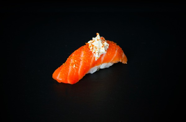 Sushi saumon épicé