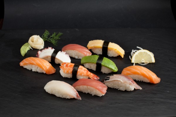 M8. Assortiment Sushi avec soupe et salade 