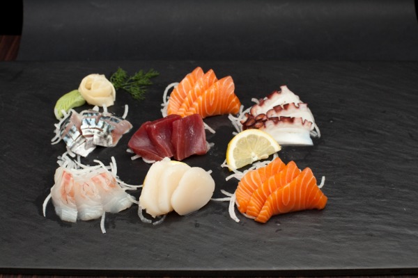 M16. Assortiment Sashimi avec soupe et salade 