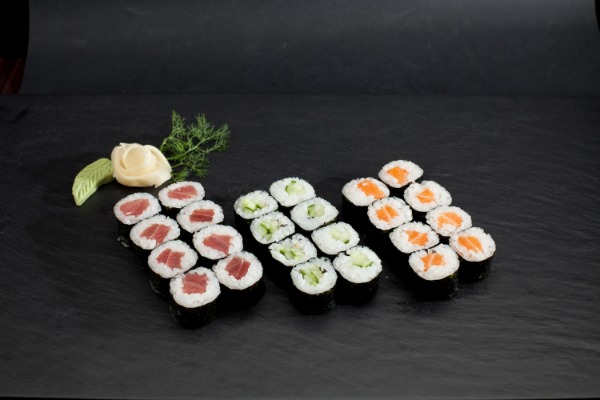 M1. Assortiment Maki avec soupe et salade 