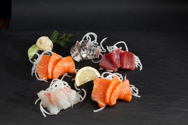 M15. Assortiment 15 Sashimi avec soupe, salade et riz